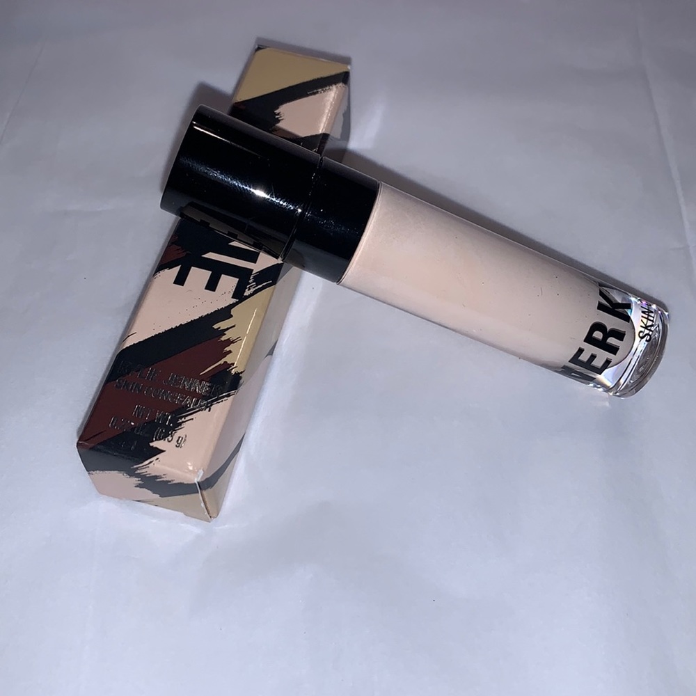 Kylie Jenner Concealer - Picture 4 of 9